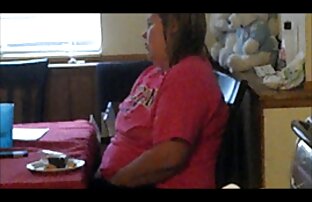 Hausgemachte fette reife titten große Titten, posiert vor der webcam in der Küche