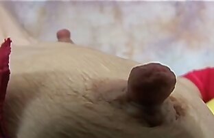 Ein Follikel mit einem schnellen Ruck Henne Männer mit den Händen, arbeitet mit dem Kopf auf den Schwanz, leckt es, und dann sitzen auf dem penis mit dem Angriff. Sie alte weiber mit großen brüsten können deutlich sehen, pussy, die glatt Rasiert ist und wie penis in Sie.