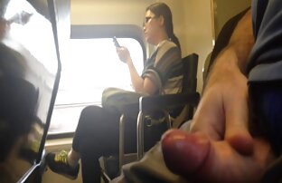 Mädchen trägt Breite Socken für große Titten für einen Russischen Mann und sitzt im Kofferraum, der stark mit sex ist. reife brueste